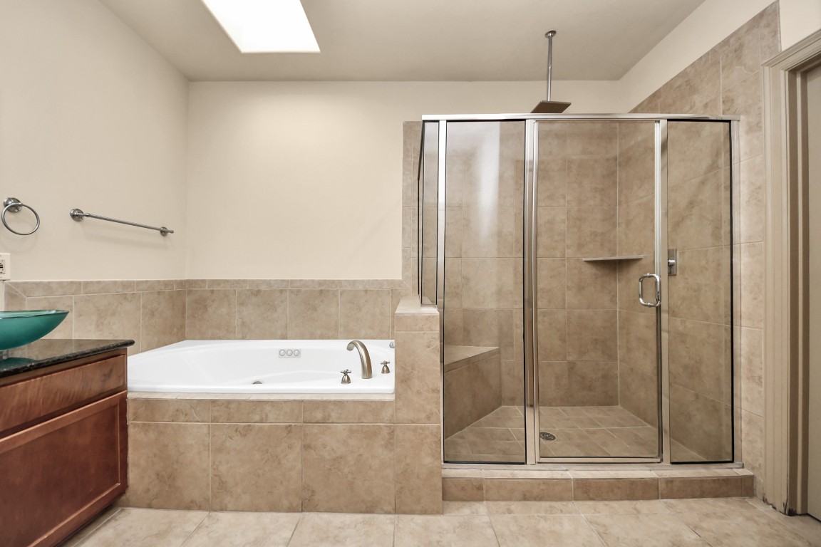 5711 Kiam Street Houston, TX 77007 - Photo 24 of 30 a bathroom with a bathtub and a shower