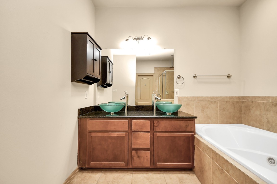 5711 Kiam Street Houston, TX 77007 - Photo 25 of 30 a bathroom with a sink and a mirror