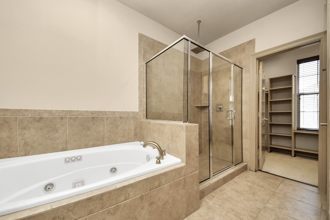 5711 Kiam Street Houston, TX 77007 - Photo 27 of 30 a bathroom with a bathtub and a shower