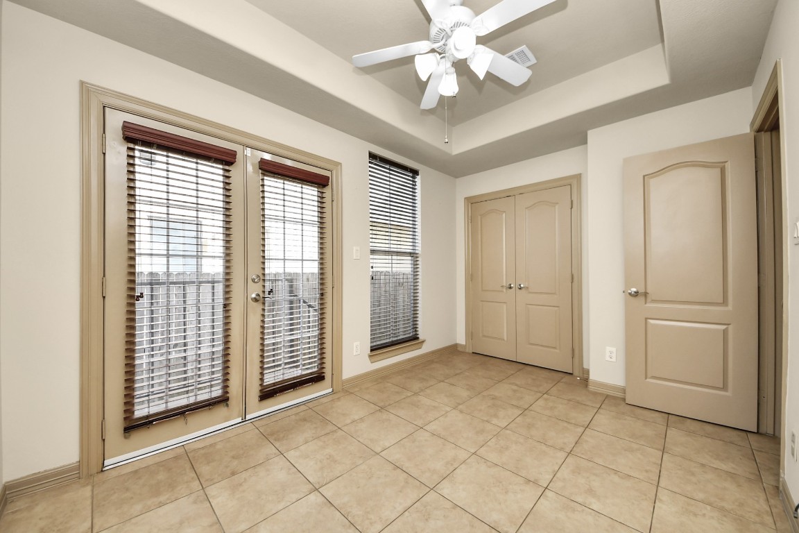 5711 Kiam Street Houston, TX 77007 - Photo 6 of 30 an empty room with fan and windows