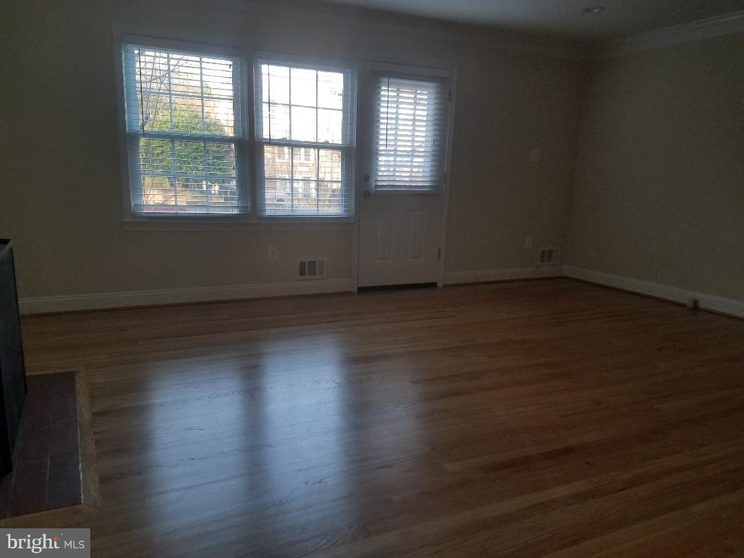 1152 Wimbledon Drive McLean, VA 22101 - Photo 11 of 37 Living Room on entrance level