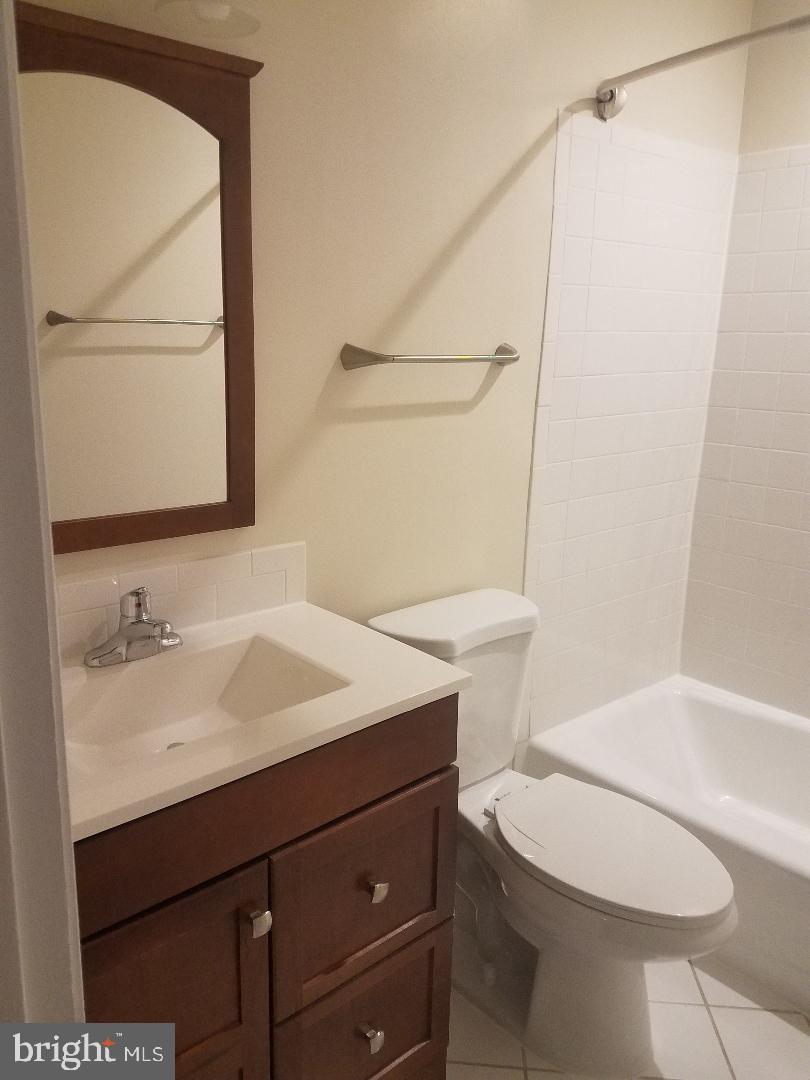 1152 Wimbledon Drive McLean, VA 22101 - Photo 23 of 37 Upper level hall bathroom