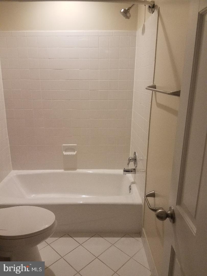 1152 Wimbledon Drive McLean, VA 22101 - Photo 24 of 37 Upper level hall bathroom