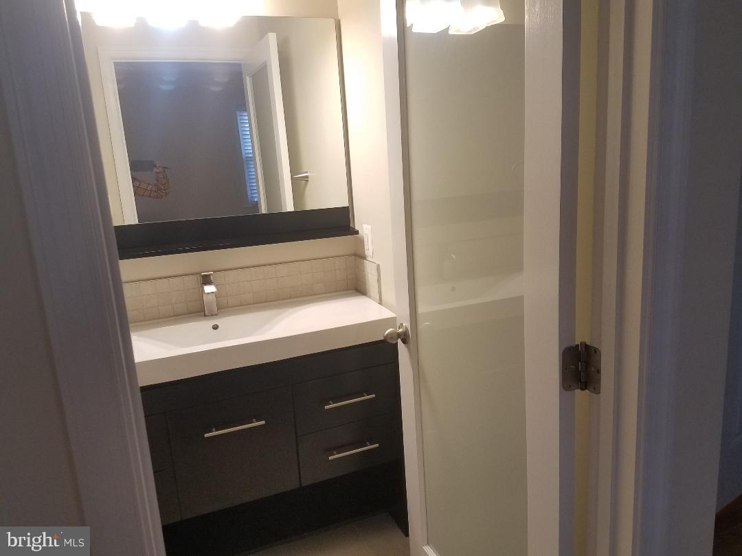 1152 Wimbledon Drive McLean, VA 22101 - Photo 35 of 37 Master Bedroom Bath