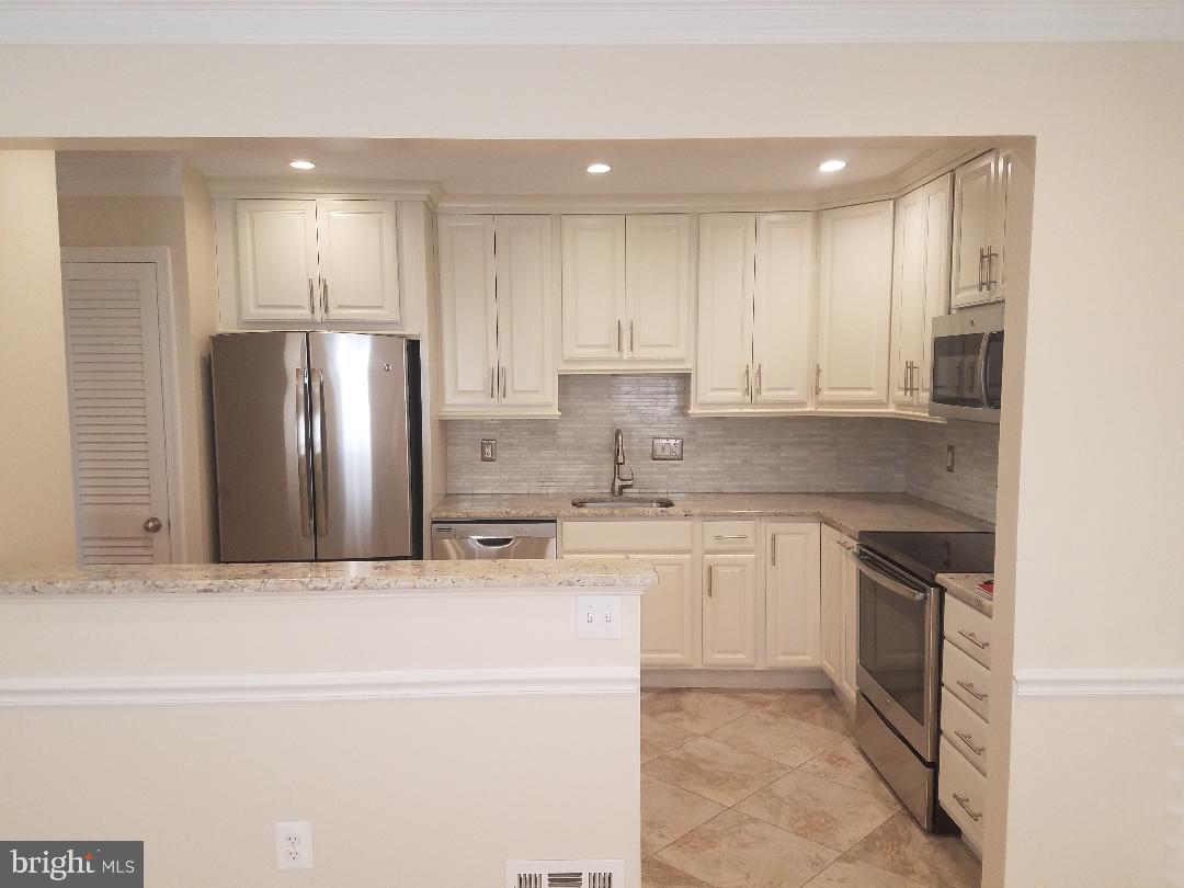 1152 Wimbledon Drive McLean, VA 22101 - Photo 5 of 37 Kitchen