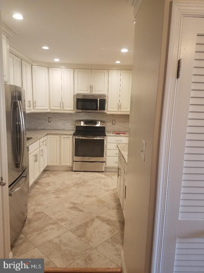 1152 Wimbledon Drive McLean, VA 22101 - Photo 6 of 37 Kitchen