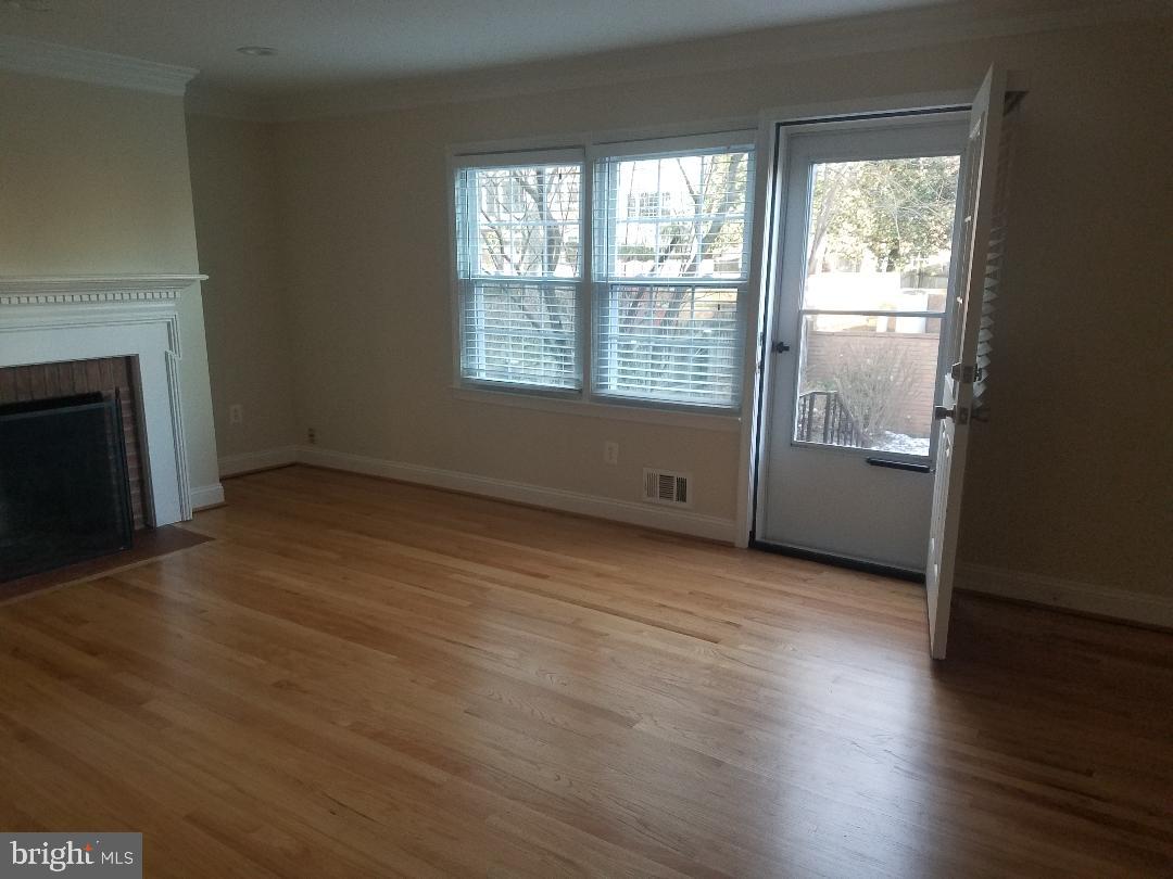 1152 Wimbledon Drive McLean, VA 22101 - Photo 10 of 37 Living Room on entrance w/patio access