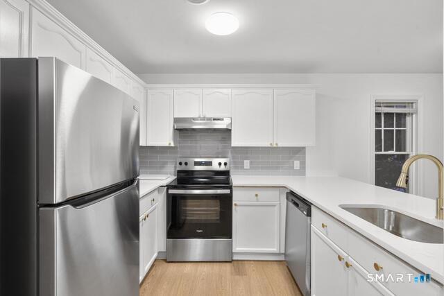 468 Main Street, Unit 318 East Lyme, CT 06357 - Photo 21 of 33 a kitchen with a refrigerator sink and stove