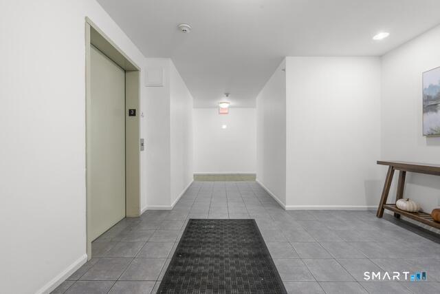 468 Main Street, Unit 318 East Lyme, CT 06357 - Photo 33 of 33 a view of a hallway