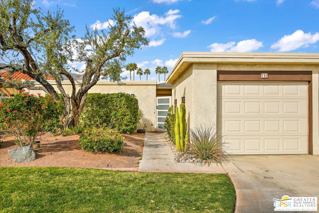 785 North Vía Acapulco