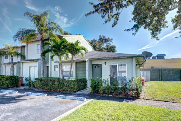 $2,200 | 858 Crystal Lake Drive, Deerfield Beach, FL 33064