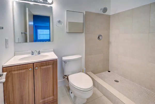 $2,200 | 858 Crystal Lake Drive, Deerfield Beach, FL 33064