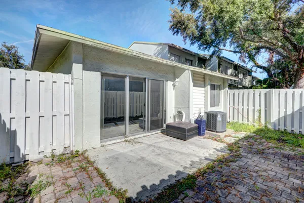 $2,200 | 858 Crystal Lake Drive, Deerfield Beach, FL 33064