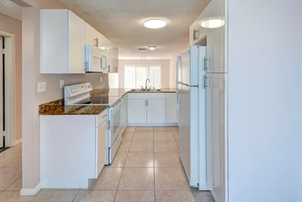 $2,200 | 858 Crystal Lake Drive, Deerfield Beach, FL 33064