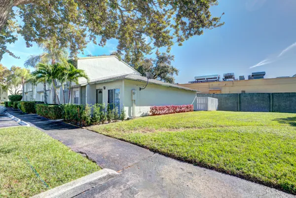$2,200 | 858 Crystal Lake Drive, Deerfield Beach, FL 33064