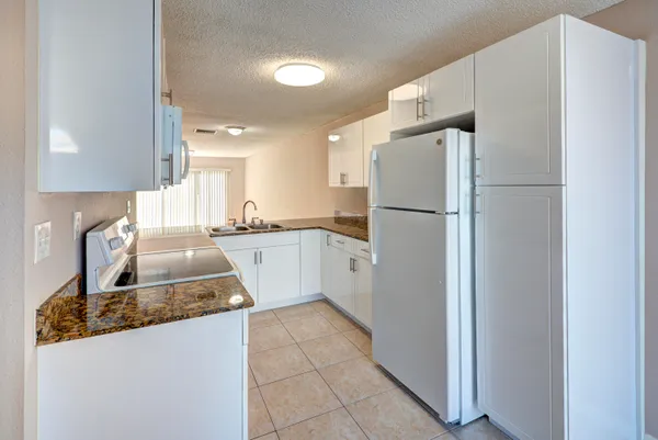 $2,200 | 858 Crystal Lake Drive, Deerfield Beach, FL 33064