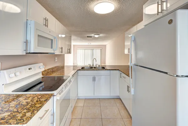 $2,200 | 858 Crystal Lake Drive, Deerfield Beach, FL 33064