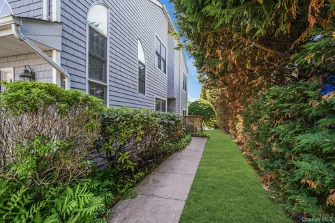 a view of a pathway with house on both side