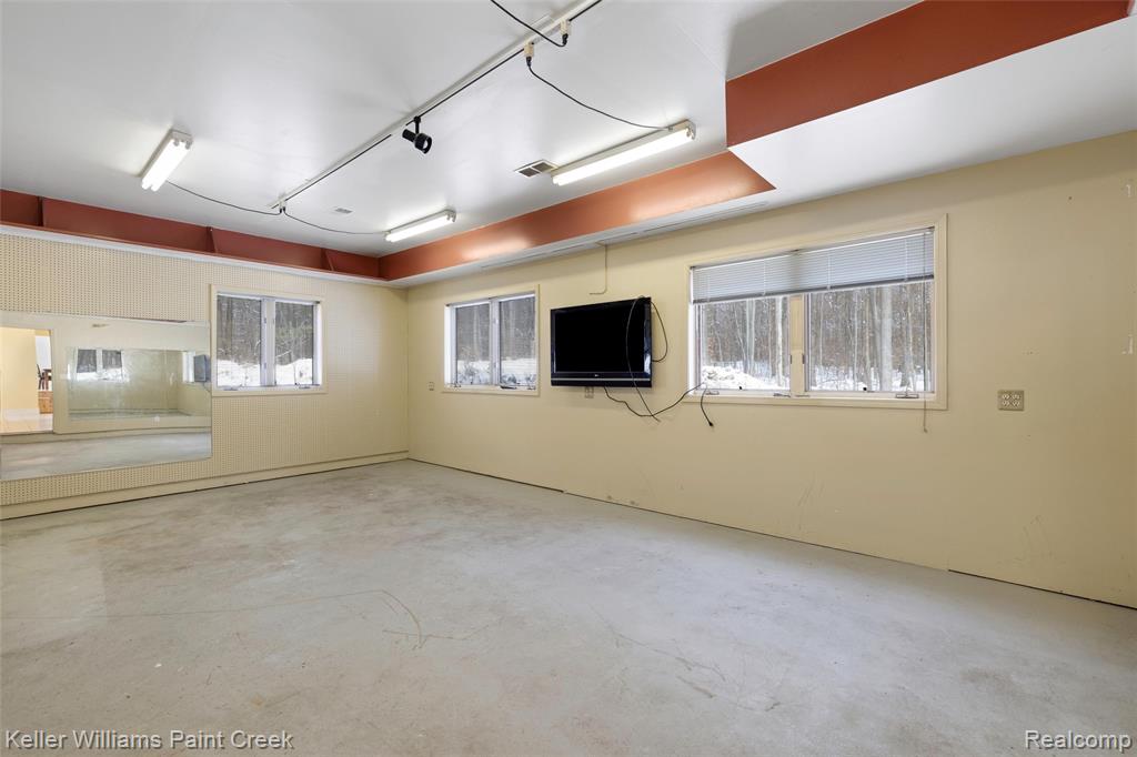 2390 Noble Road Oxford, MI 48370 - Photo 34 of 60 Gallery Image 34