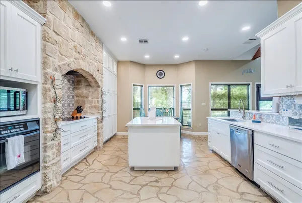 $899,000 | 302 Guadalupe River Drive, Seguin, TX 78155