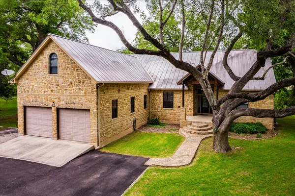 $899,000 | 302 Guadalupe River Drive, Seguin, TX 78155