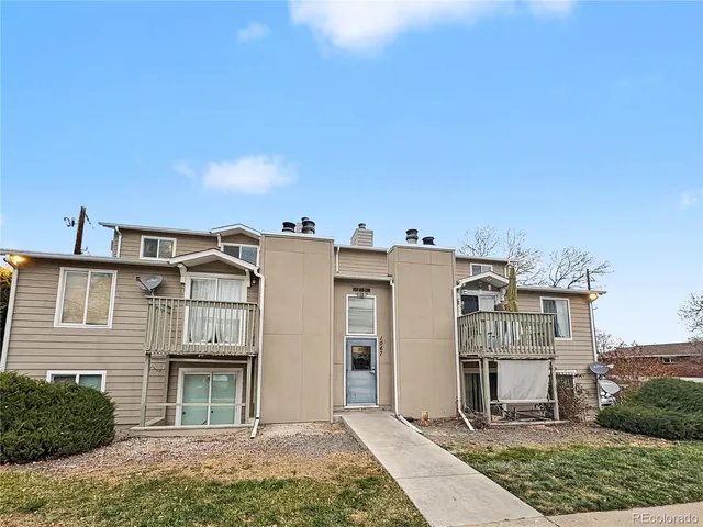 a view of a house with a dry yard