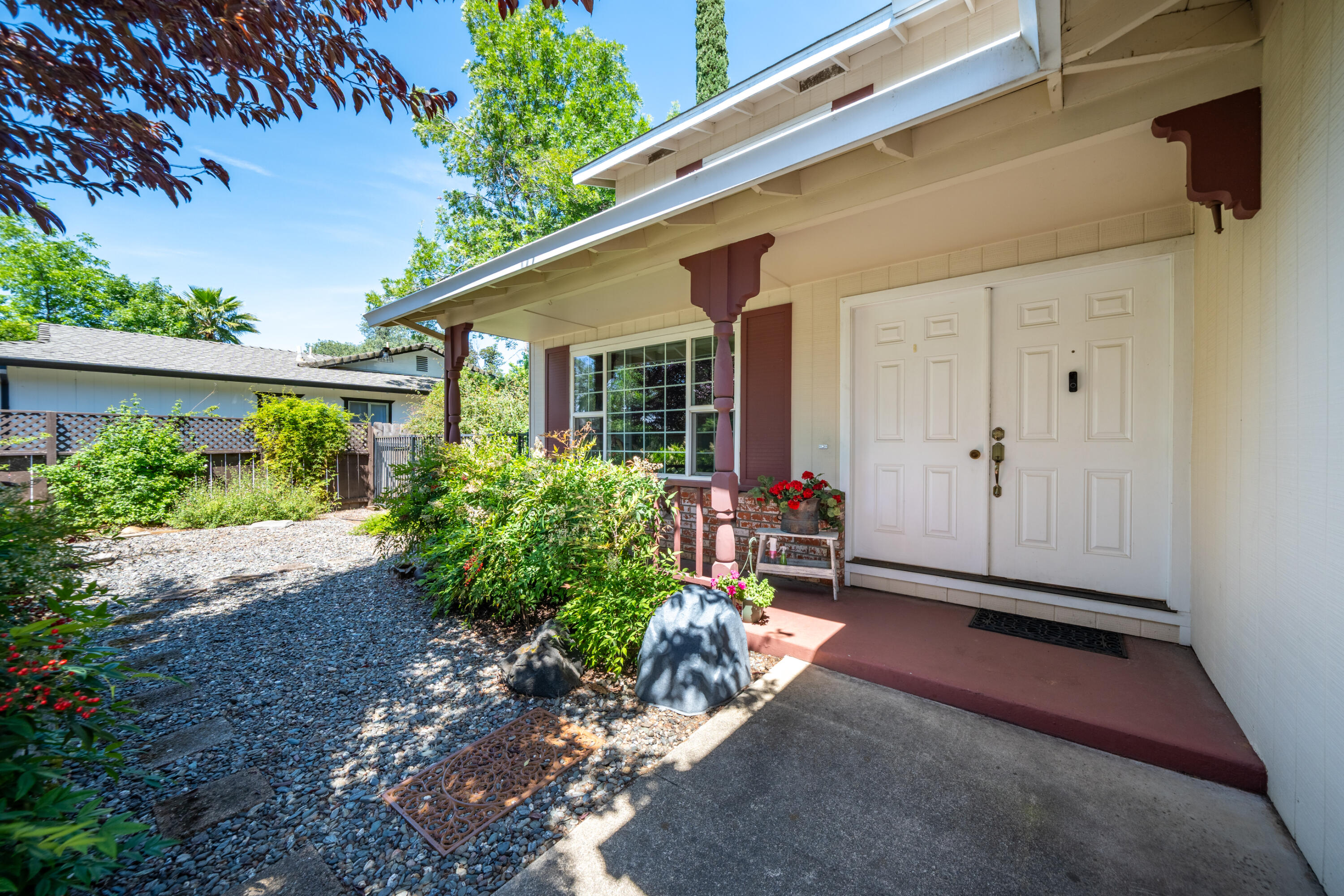 596 Estate Street Redding, CA 96002 - Photo 2 of 29 596 Estate St-10