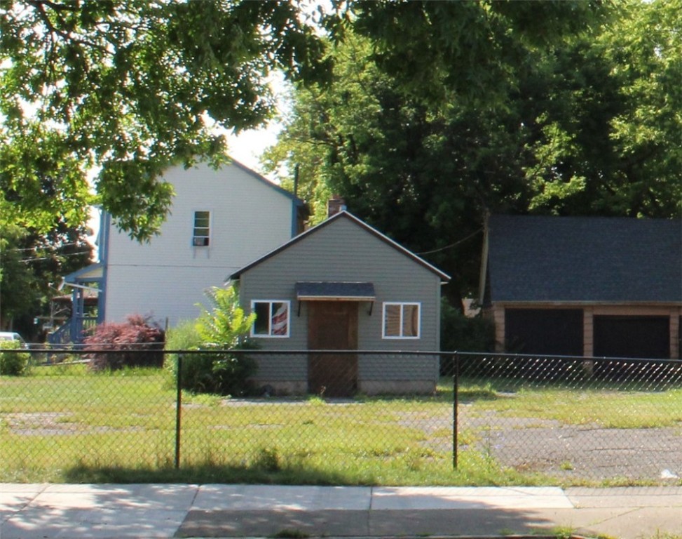 495 Hudson Avenue Rochester, NY 14605 - Photo 4 of 32