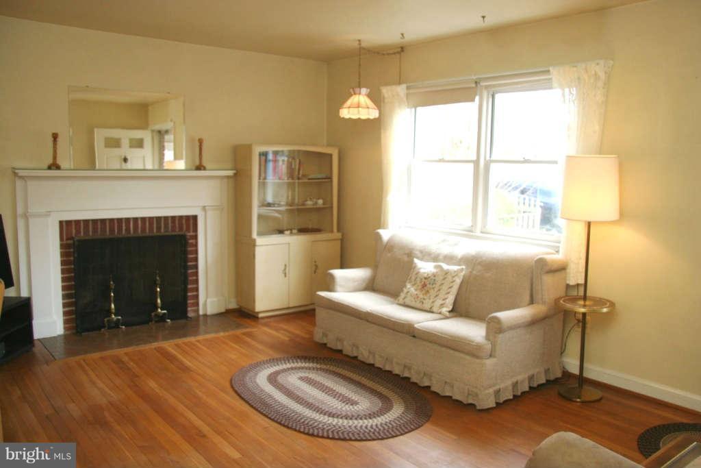 10506 Inwood Avenue Silver Spring, MD 20902 - Photo 2 of 27 Living Room
