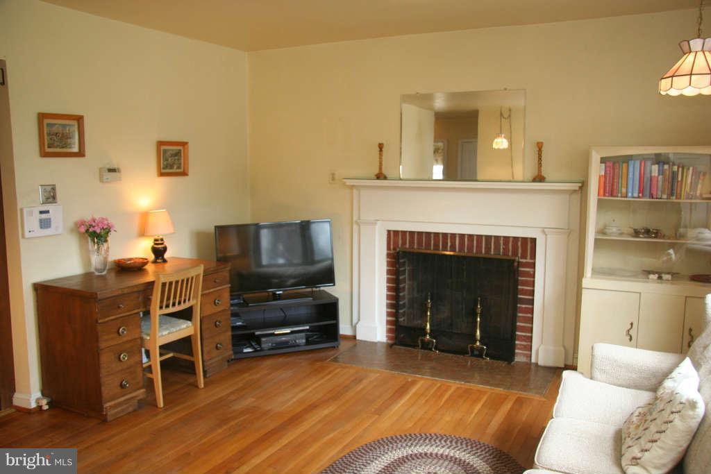 10506 Inwood Avenue Silver Spring, MD 20902 - Photo 3 of 27 Living Room