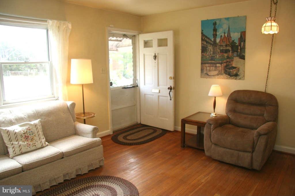10506 Inwood Avenue Silver Spring, MD 20902 - Photo 5 of 27 Living Room