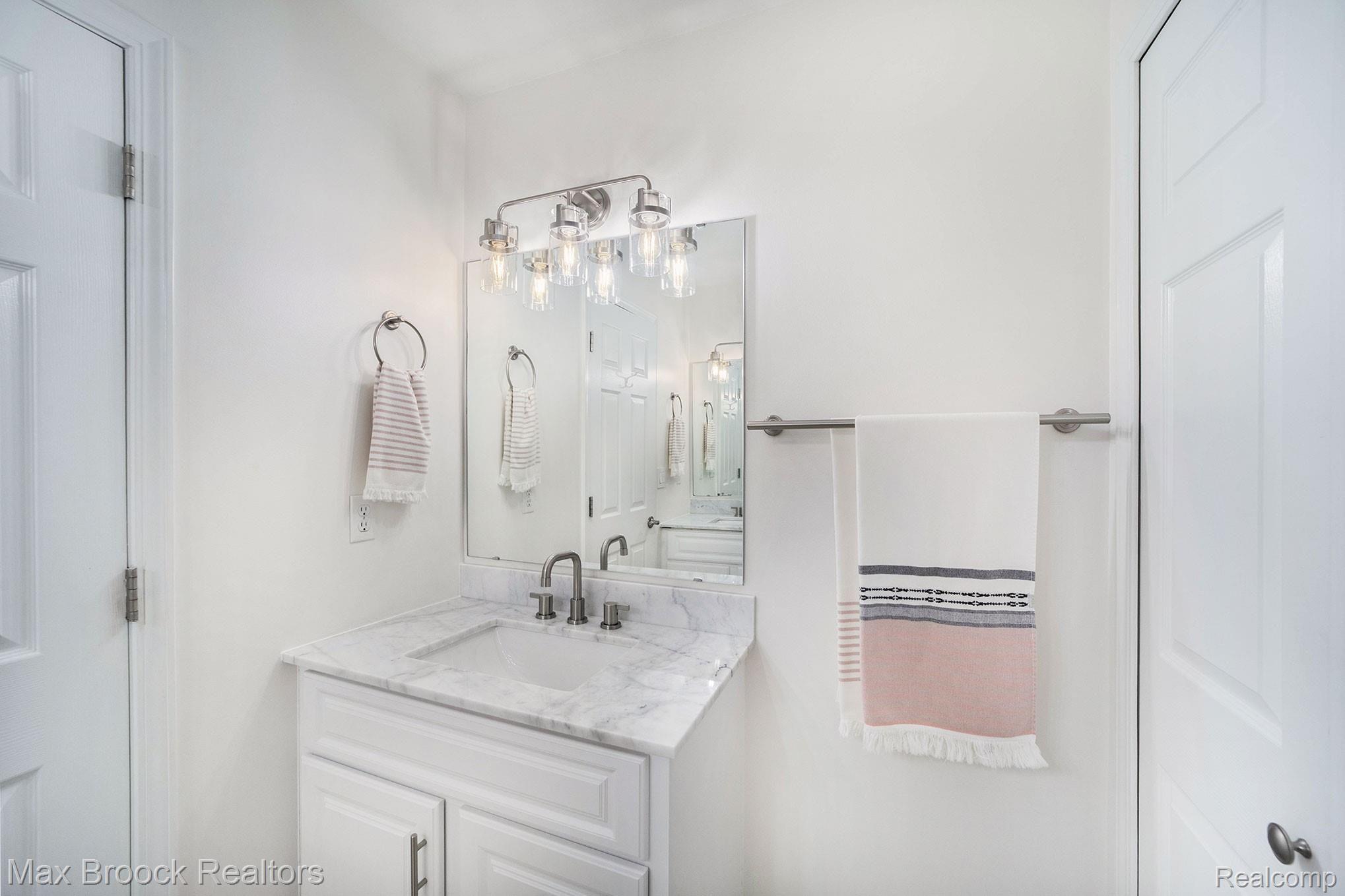 1862 Cambridge Road Berkley, MI 48072 - Photo 27 of 33 017A2687.jpg