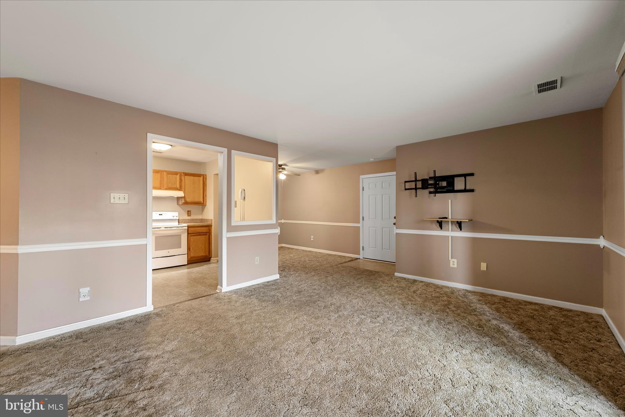 113 Timberlake Terrace, Unit 2 Stephens City, VA 22655 - Photo 7 of 24 Living Room