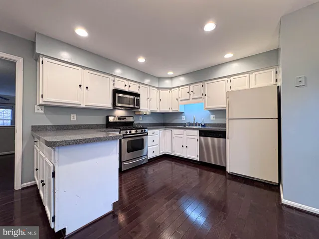 a view of empty room with windows