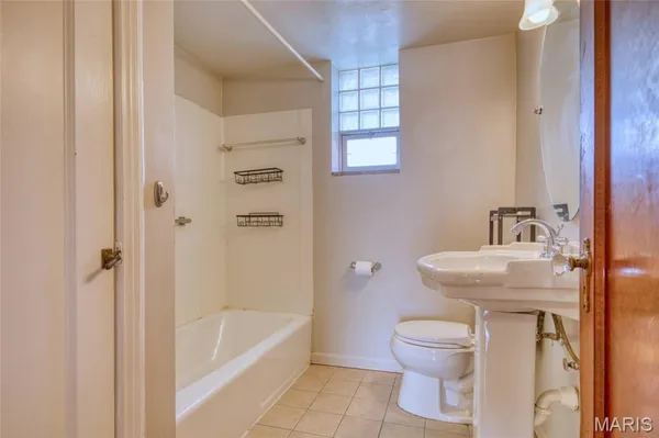 $1,800 | 6601 Alamo Avenue, Unit 1ST FLOOR A, Clayton, MO 63105