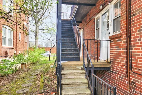 $1,800 | 6601 Alamo Avenue, Unit 1ST FLOOR A, Clayton, MO 63105