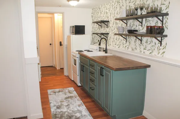 $1,600 | 22 Orris Road, Unit F1 LOWER, Thornton, NH 03285