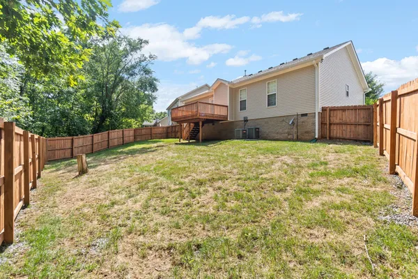 a view of a backyard