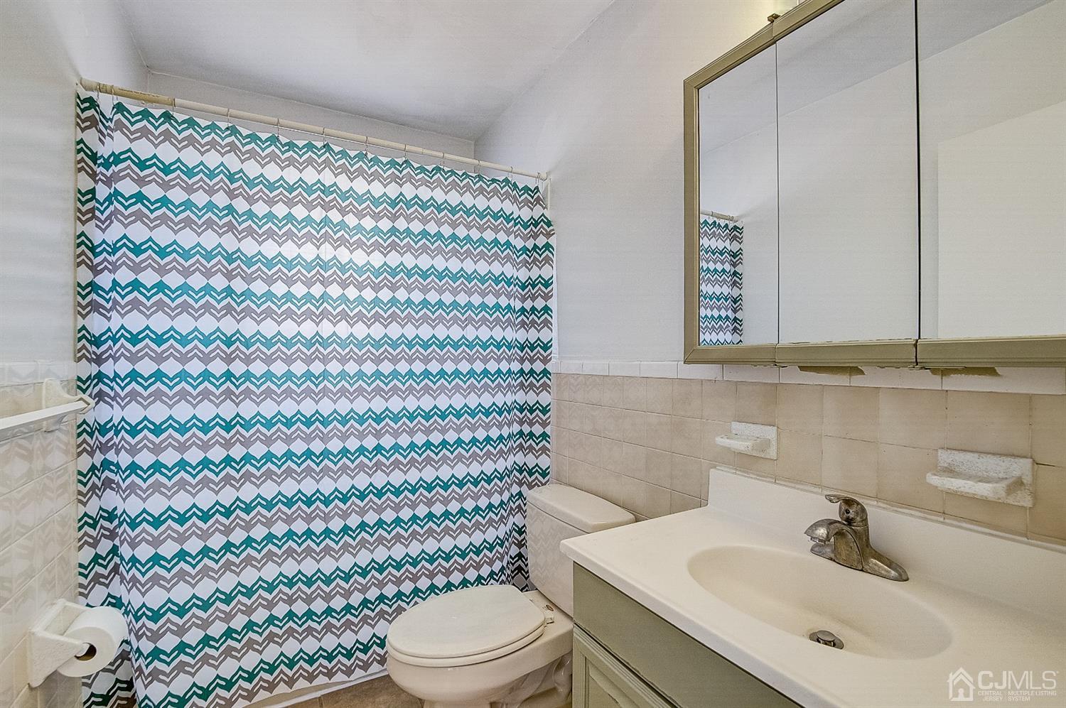 1508 Raspberry Court Edison, NJ 08817 - Photo 13 of 20 a bathroom with a sink toilet and shower