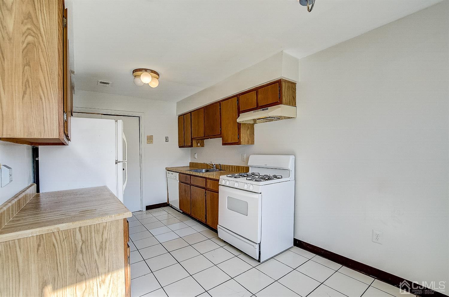 1508 Raspberry Court Edison, NJ 08817 - Photo 5 of 20 a kitchen with stainless steel appliances granite countertop a stove a sink and a refrigerator