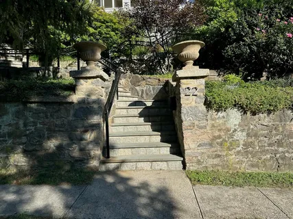 a view of statue in a yard