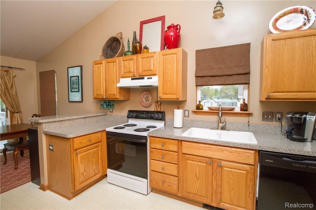 5688 Crescent Road Waterford, MI 48327 - Photo 13 of 46 Kitchen2.jpg