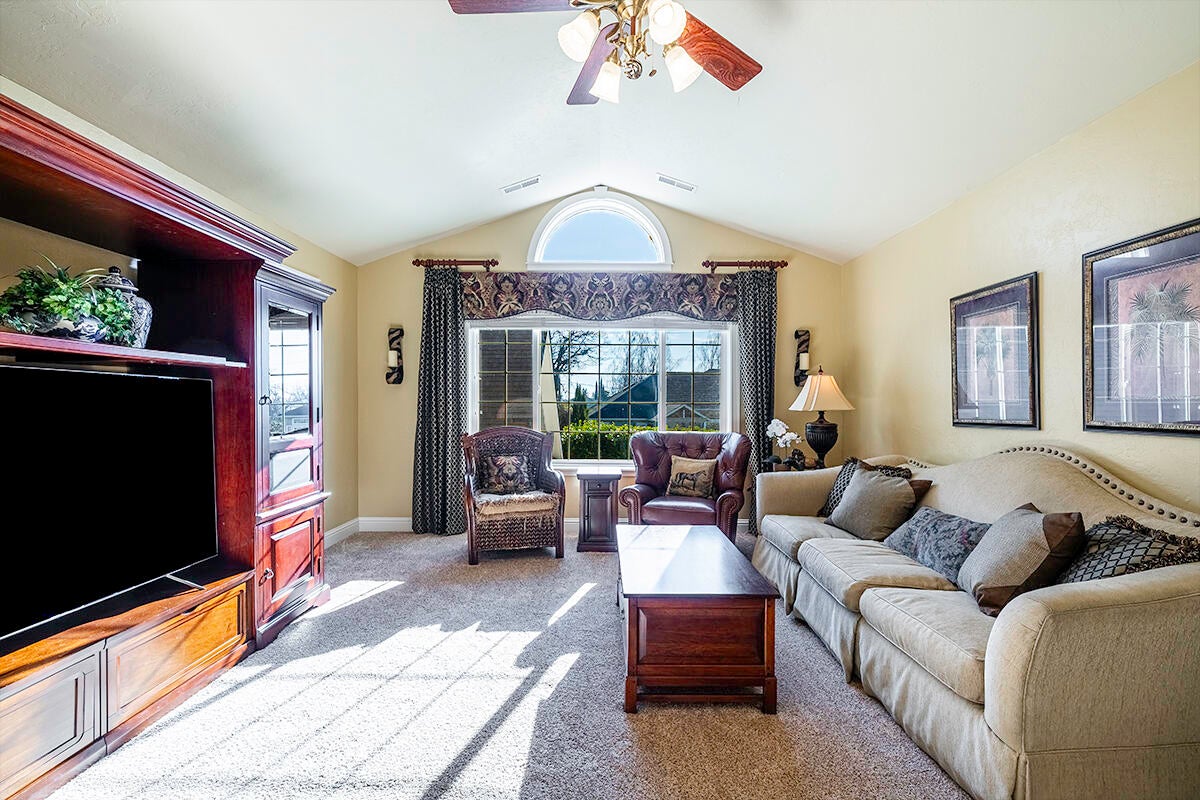 3343 Lone Pine Road Medford, OR 97504 - Photo 18 of 47 2nd Level Bonus Room