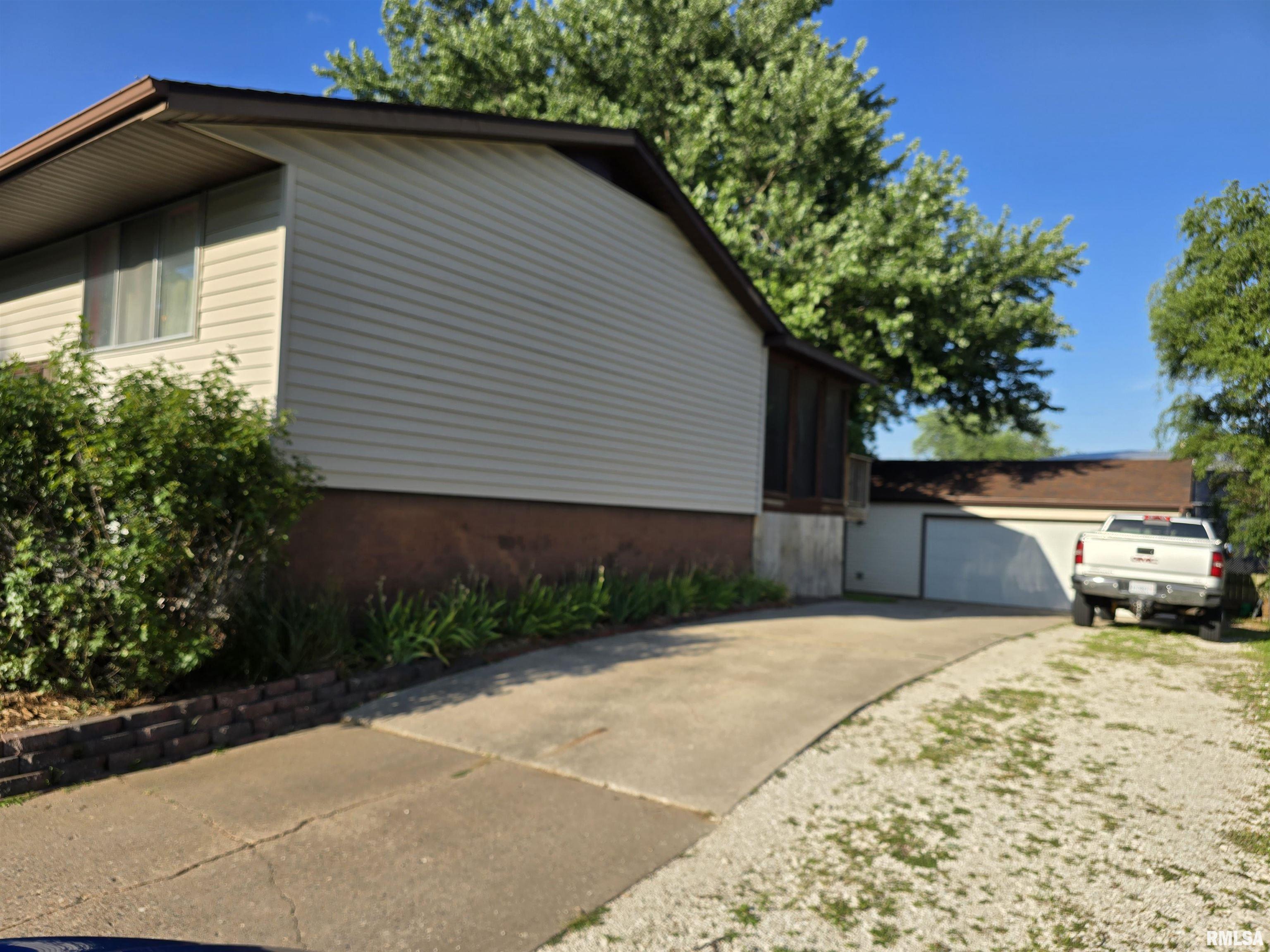 832 9th Street Colona, IL 61241 - Photo 3 of 35 Gallery Image 3