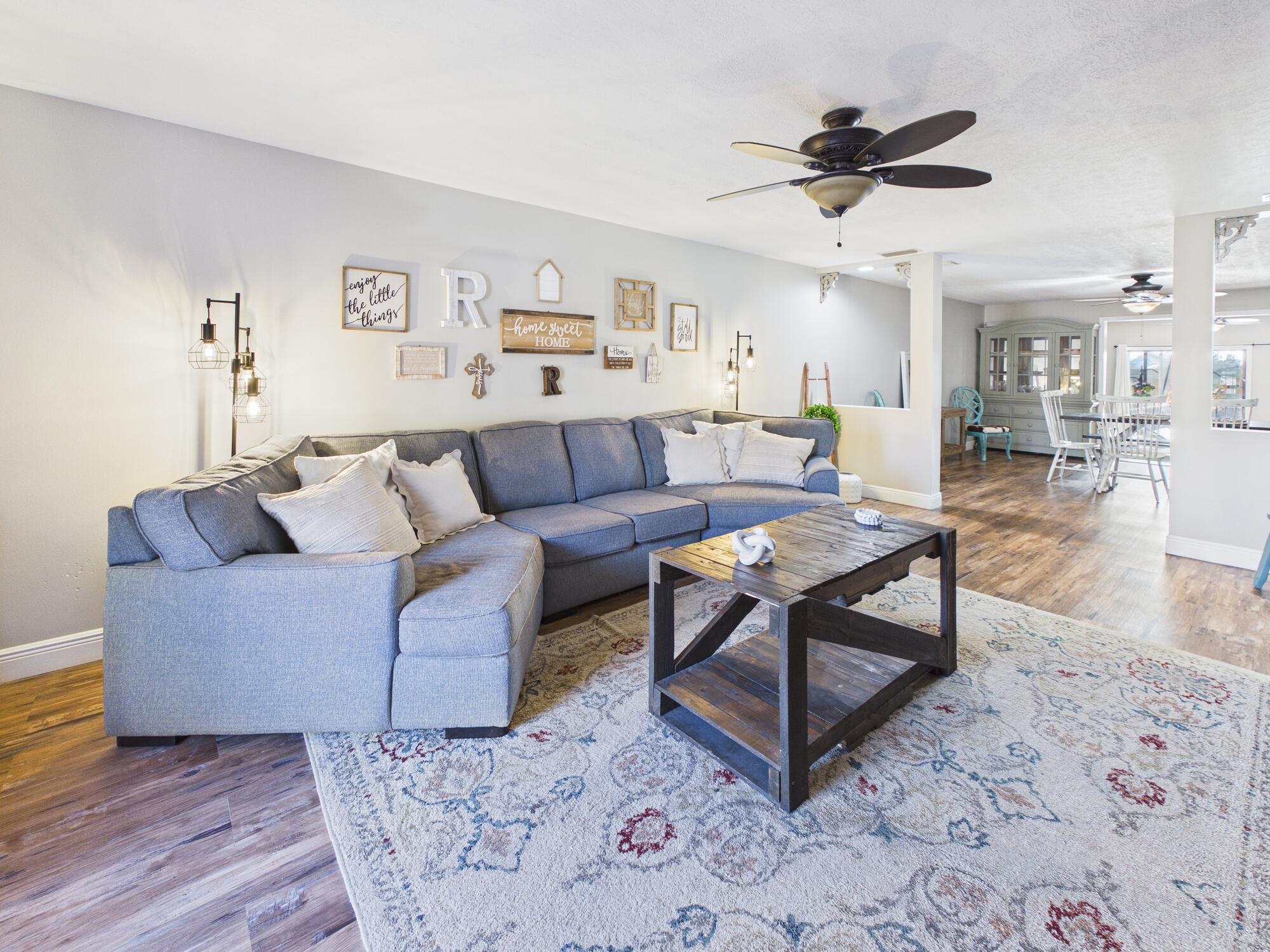 755 Southwest 85th Avenue Okeechobee, FL 34974 - Photo 29 of 99 a living room with furniture and a rug
