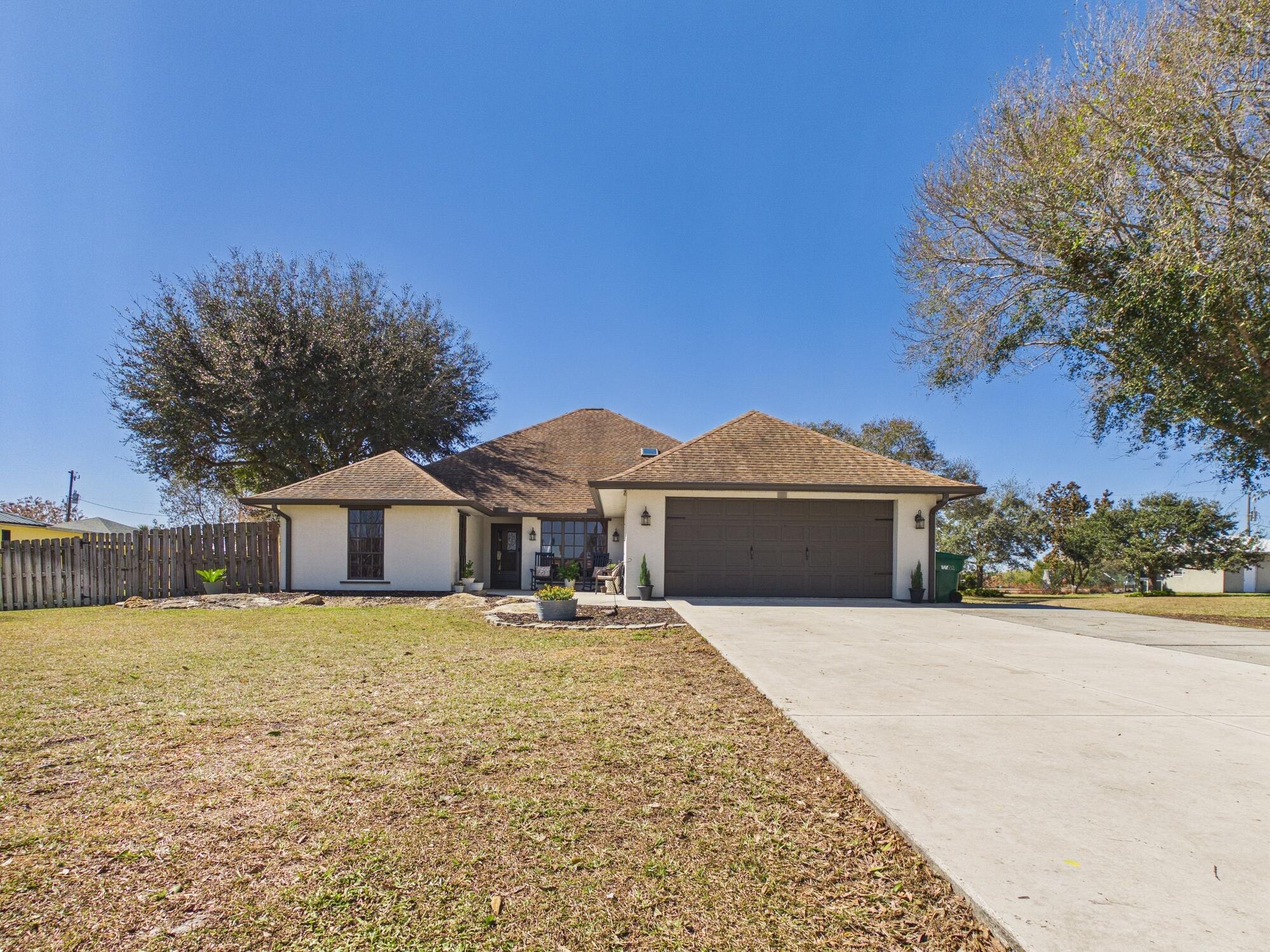 755 Southwest 85th Avenue Okeechobee, FL 34974 - Photo 3 of 99 a front view of a house with a yard
