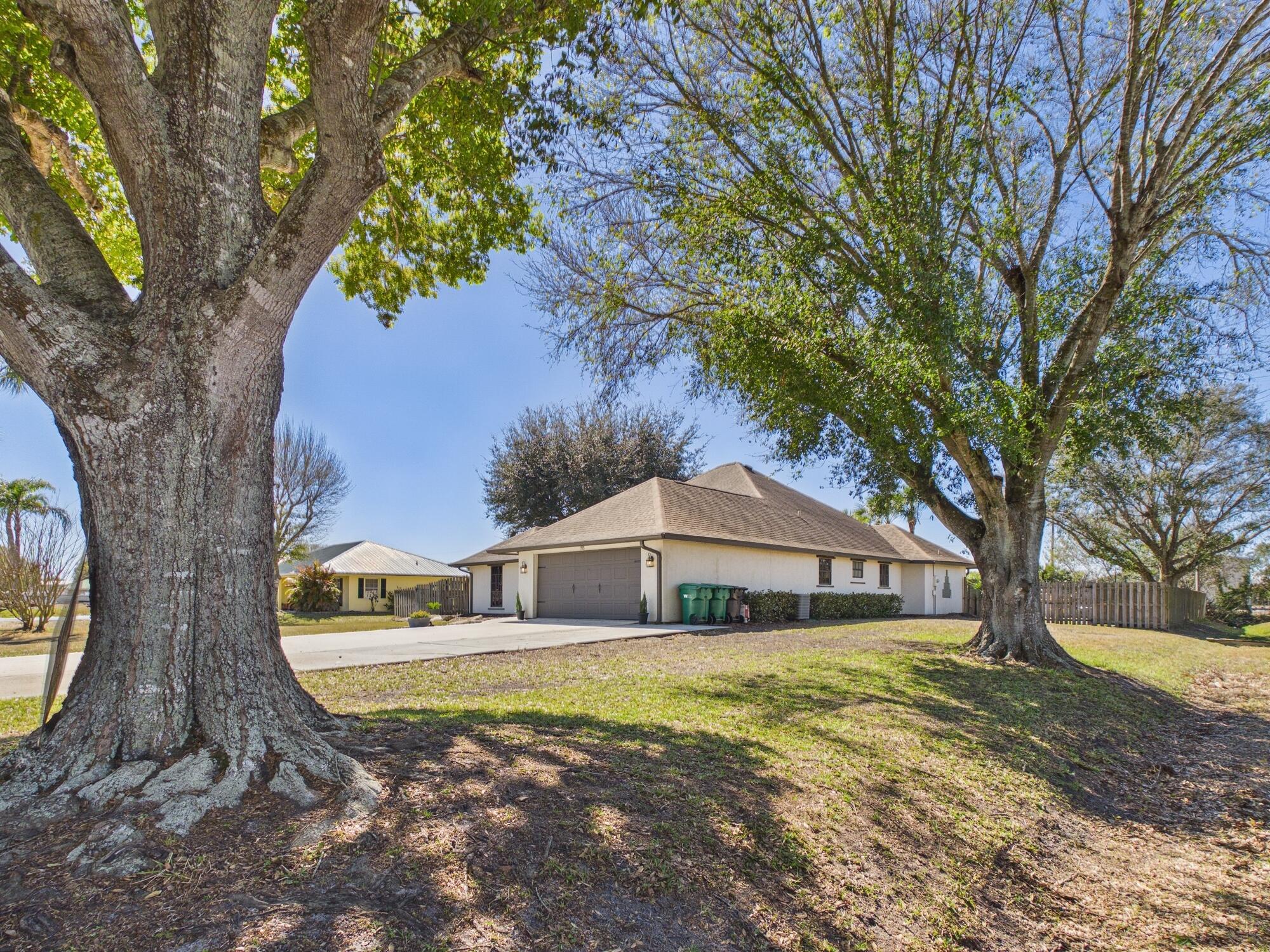 755 Southwest 85th Avenue Okeechobee, FL 34974 - Photo 99 of 99 a front view of house with a garden