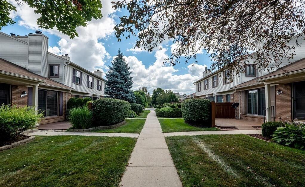 22363 Peach Tree Novi, MI 48375 - Photo 20 of 27 walk