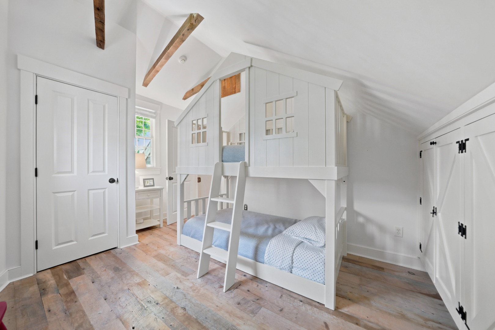 35 Pine Street Nantucket, MA 02554 - Photo 16 of 26