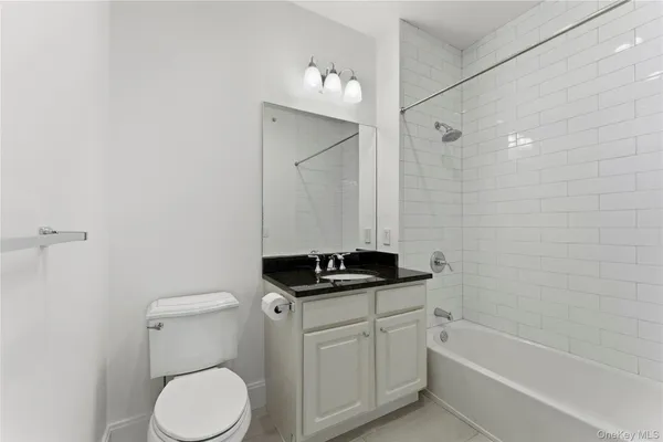 $649,000 | 237 Marina Pointe Drive, Unit 237, East Rockaway, NY 11518